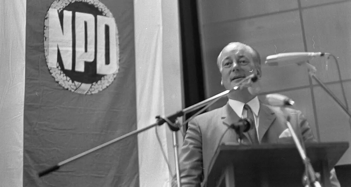 NPD_verkiezingsbijeenkomst_in_Nordhorn,_Duitsland_Adolf_Von_Thadden_spreekt,_Bestanddeelnr_922-7336. Bild: Wikimedia | Eric Koch for Anefo | CC0 1.0 | https://creativecommons.org/publicdomain/zero/1.0/deed.en