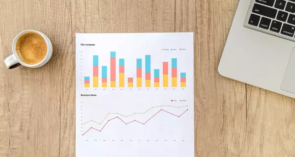 Symbolbild Statistik. Blatt mit Grafiken. Bild: Pixabay | Goumbik | 2785900