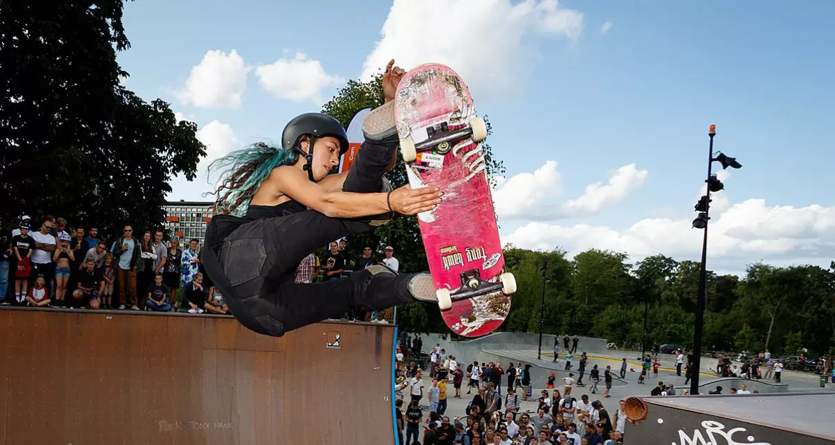 Eine Person mit Skateboard in einer Halfpipe vor Publikum. Bild: Wikimedia | Stig Nygaard | CC BY 2.0 | https://creativecommons.org/licenses/by/2.0/deed.en