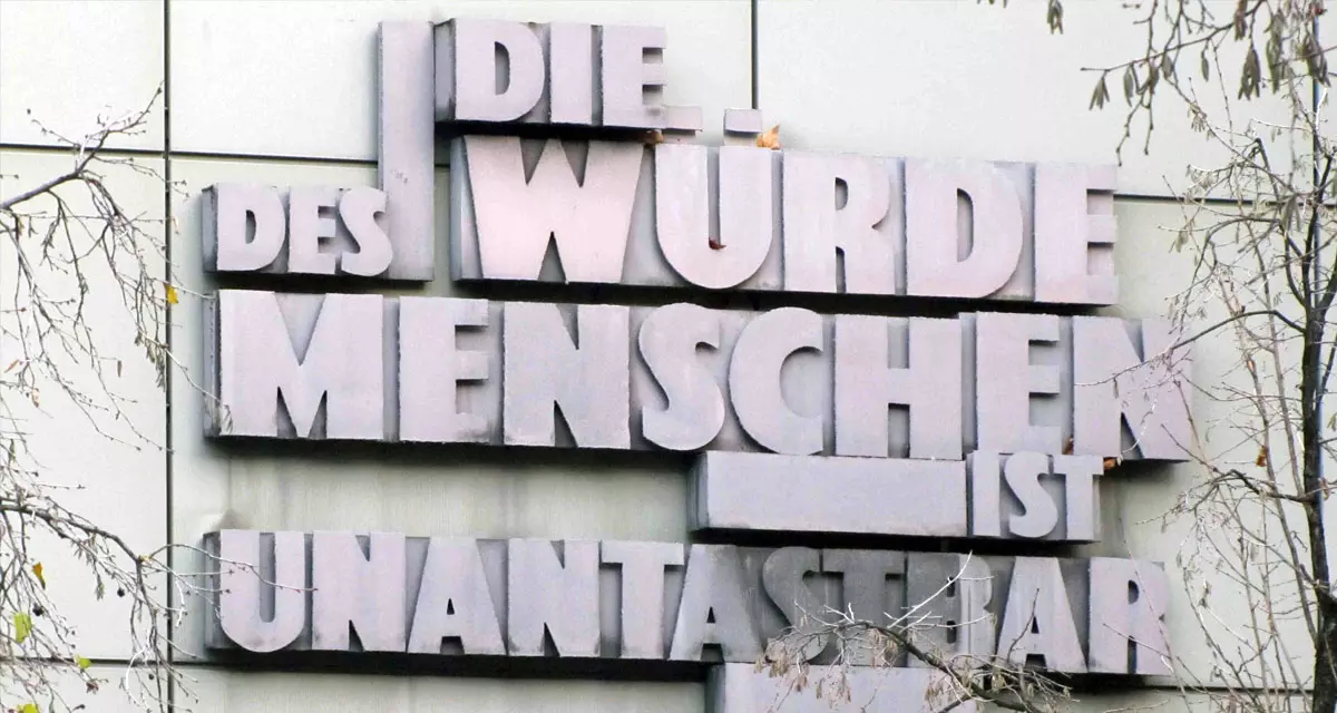 Artikel 1, Satz 1 des Grundgesetzes der Bundesrepublik Deutschland am Landgericht in Frankfurt am Main. Foto: Wikimedia | Dontworry | CC BY-SA 3.0 | https://creativecommons.org/licenses/by-sa/3.0/deed.en