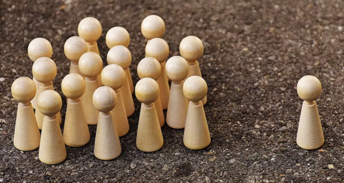Symbolbild Ausgrenzung. Spielfiguren aus Holz. Bild: Pixabay | Alexas_Fotos | 1744093