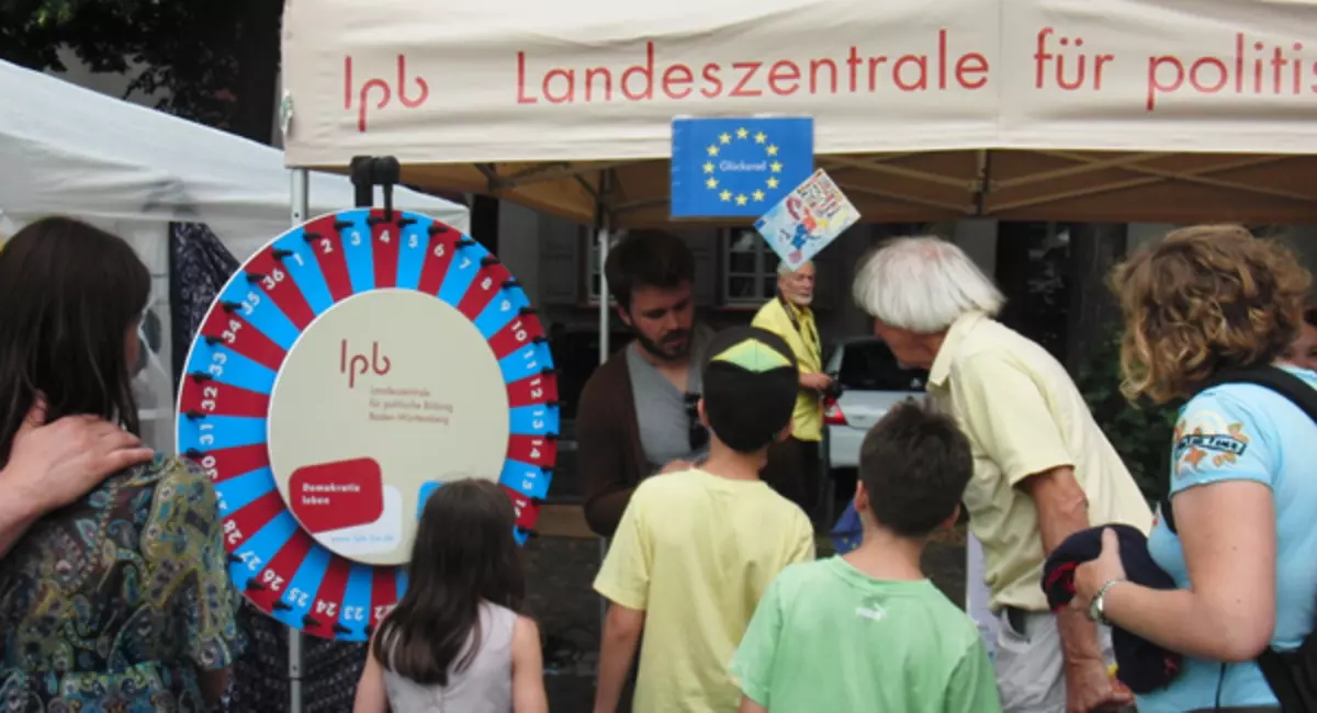 LpB-Infostand mit Glücksrad. Bild: LpB BW