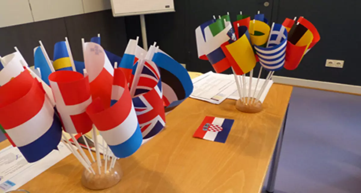 Tischfahnen aus Papier mit europäischen Ländern stehen auf einem Tisch. Bild: LpB BW