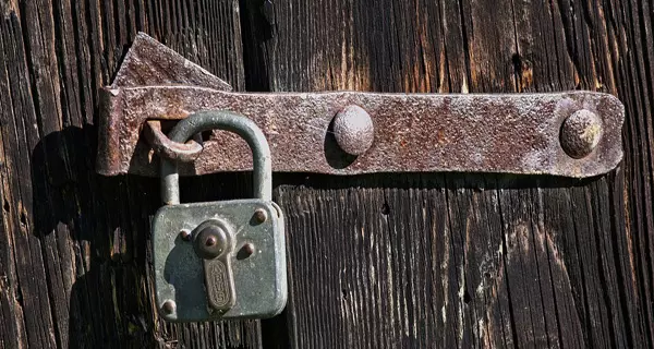 Vorhängeschloss. Bild: pxhere.com | gemeinfrei CC0 