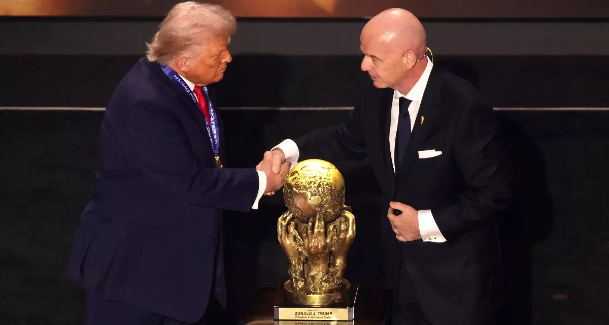 FIFA-Präsident Gianni Infantino überreicht US-Präsident Donald Trump den FIFA-Friedenspreis. Foto: picture alliance / empics | Sam Corum