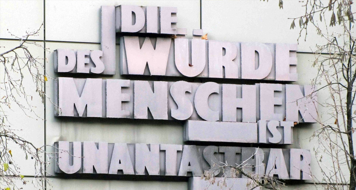 Menschenwürde / Quelle: Artikel 1, Satz 1 des Grundgesetzes der Bundesrepublik Deutschland am Landgericht in Frankfurt am Main. Foto: Wikimedia | Dontworry | CC BY-SA 3.0 | https://creativecommons.org/licenses/by-sa/3.0/deed.en Menschenwürde