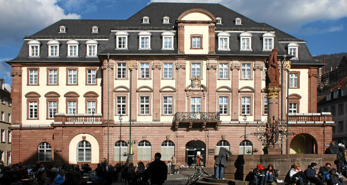 Rathaus Heidelberg, Hauptfassade zum Marktplatz / Quelle: Foto: Wikimedia | Beckstet | CC BY-SA 3.0 (https://creativecommons.org/licenses/by-sa/3.0) Rathaus Heidelberg, Hauptfassade zum Marktplatz
